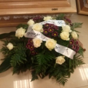 wiązanka pogrzebowa, białe róże, bordowe kwiatki