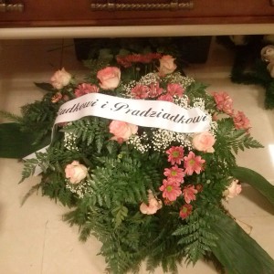 wiązanka pogrzebowa, drobne kwiatki, jasno różowe róże, margaretki