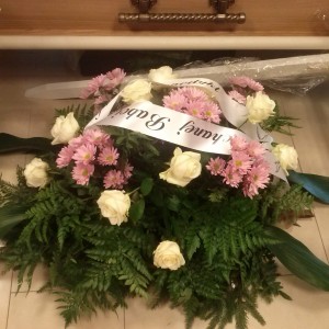 wiązanka pogrzebowa, różowe margaretki, białe róże